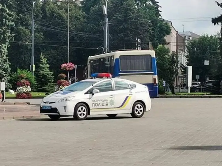 ﻿У центрі Луцька захопили автобус із пасажирами, чутно постріли