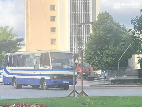 Захват заложников в Луцке. Вооруженный мужчина удерживает в автобусе около 20 человек. Фоторепортаж