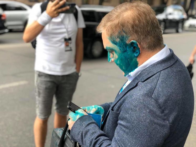 ﻿"Око вибив, сука!" – "За суверенну Україну тобі привіт". Нардепа Волошина облили зеленкою, той вдарив нападника в обличчя. Відео