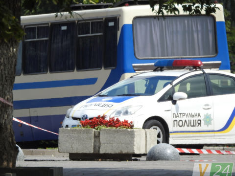 ﻿Терорист із Луцька періодично стріляє з вікон автобуса – поліція 