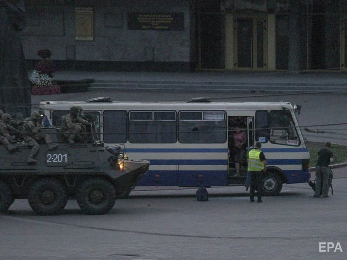 ﻿Луцький терорист понад хвилину чекав на затримання біля автобуса. Відео