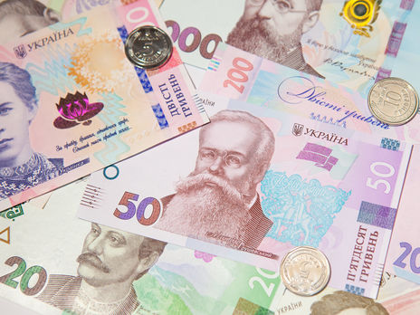 ﻿Гривня і далі дешевшає щодо долара і євро