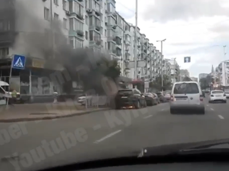 В Киеве горели два автомобиля, один взорвался