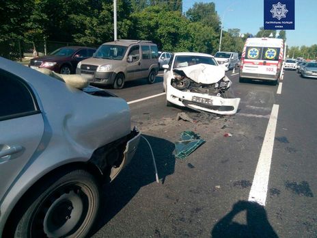 Тройное ДТП на пешеходном переходе в Киеве: пьяный водитель ударил два автомобиля 