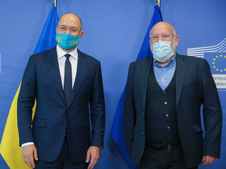 Шмыгаль на встречу с вице-президентом Еврокомиссии пришел в маске с надписью Crimea is Ukraine