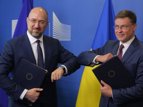 Украинский премьер Денис Шмыгаль и еврокомиссар Валдис Домбровскис после подписания меморандума о предоставлении макрофинансовой помощи
