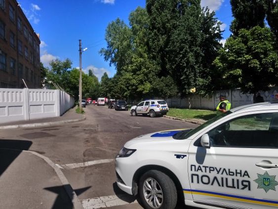 Захват заложника в Полтаве. Автомобиль террориста направляется в Киев