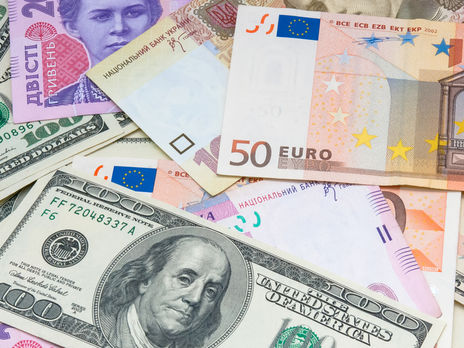 Гривна продолжает дешеветь по отношению к основным валютам