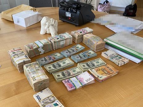 В помещении одного из фигурантов правоохранители изъяли около $60 тыс. и более 1,5 млн грн