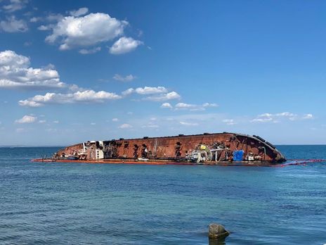 Пятно площадью почти 7,5 тыс. м². Из танкера Delfi вылилось топливо