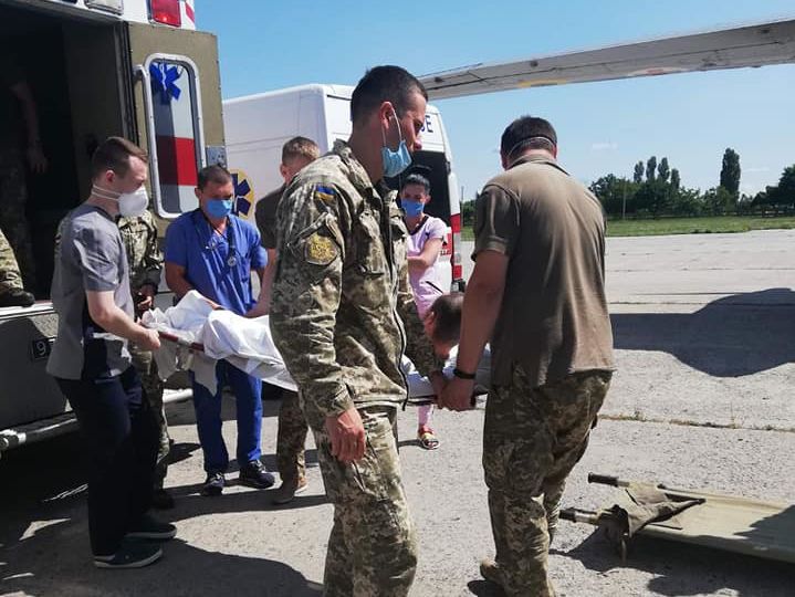 ﻿У Київ евакуювали 13 поранених на Донбасі військових