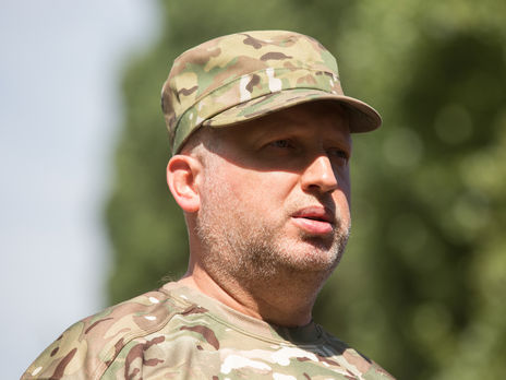 Турчинов: Конституция формально требует объявить войну России. Но Украина еще не готова