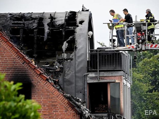 В Германии на жилой дом упал самолет, есть погибшие