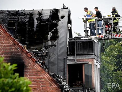 В Германии на жилой дом упал самолет, есть погибшие