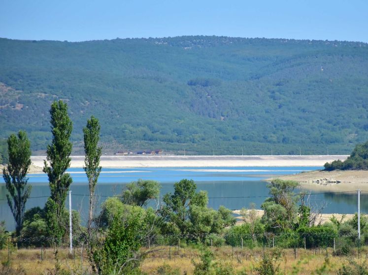 "Так сильно никогда не мелело". В Севастополе высыхает Чернореченское водохранилище, оккупационные власти Крыма ищут воду