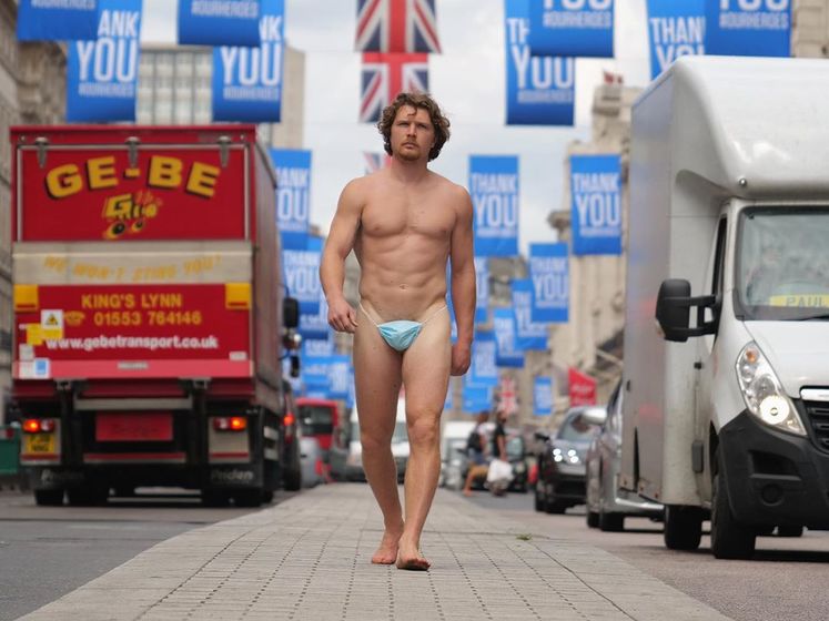﻿У Великобританії голий блогер у масці замість спідньої білизни пройшовся вулицями Лондона