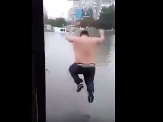 После ливня в Одессе местный житель "бомбочкой" нырял в лужу на дороге. Видео