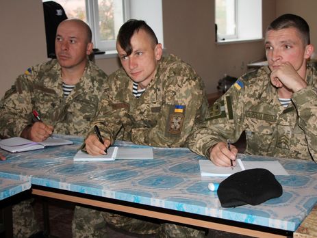В Николаеве военные инструкторы из США и Европы обучают украинских морпехов лидерству