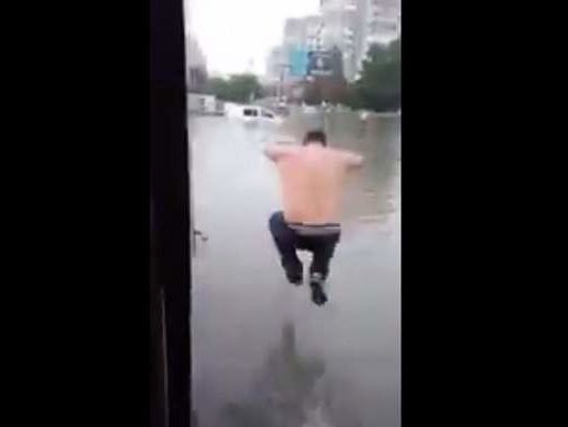Мужчина нырнул в лужу на улице Одессы. Видео