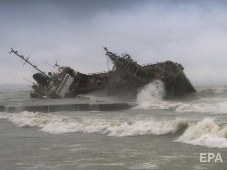 Танкер Delfi затонул возле пляжа в Одессе во время шторма в ноябре 2019 года.