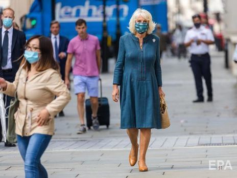 Павлиний принт и брошь-черепаха. Герцогиня Корнуольская прогулялась по Лондону