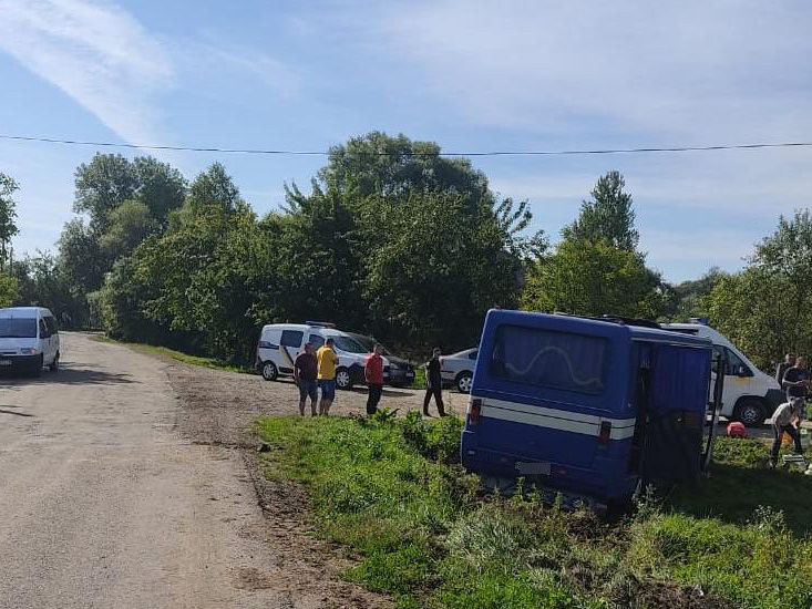 ﻿У Львівській області автобус злетів у кювет, сімох людей травмовано