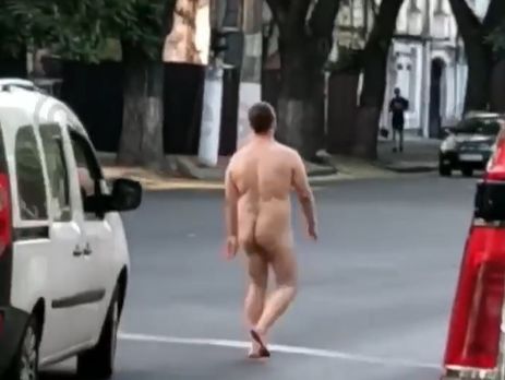 В Одессе по Молдаванке разгуливал голый мужчина. Видео