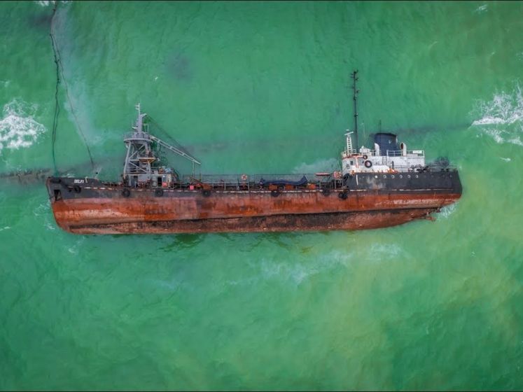 Госэкоинспеция Украины не рекомендует разрезать танкер Delfi, чтобы убрать его с пляжа