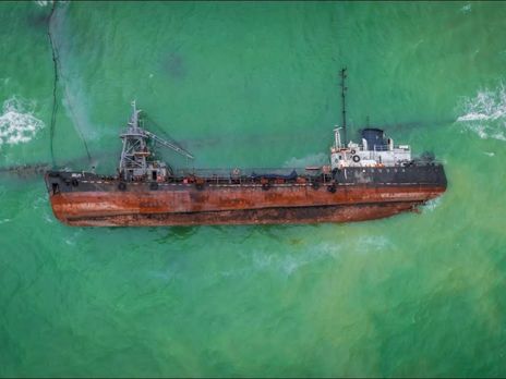 Госэкоинспеция Украины не рекомендует разрезать танкер Delfi, чтобы убрать его с пляжа