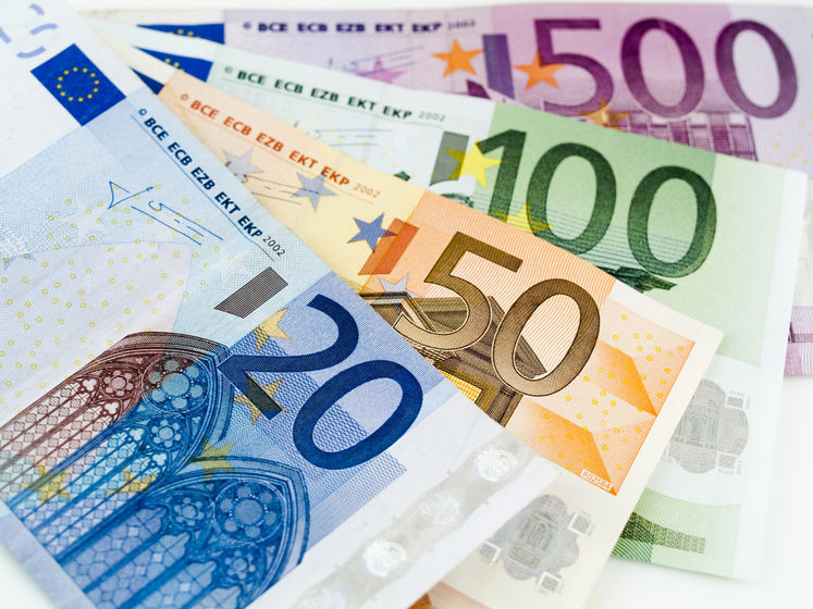 Гривня і далі дешевшає щодо євро