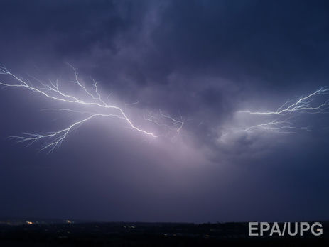 В России молния ударила в футбольное поле, погиб один человек