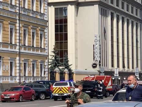 Неизвестный угрожает взорвать отделение банка в Киеве. Трансляция