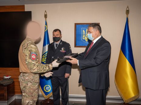 Аваков нагородив правоохоронців, які затримували полтавського викрадача