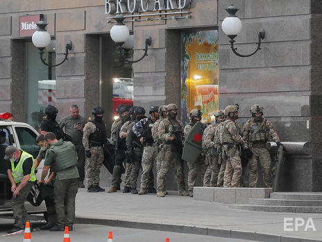 Каримов около 2,5 часов удерживал заложницу в отделении банка. Его задержали бойцы спецподразделения СБУ "Альфа"