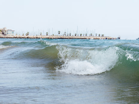 В Британии десятилетний мальчик час дрейфовал в открытом море. Он плыл на спине, как советовали в документальном фильме