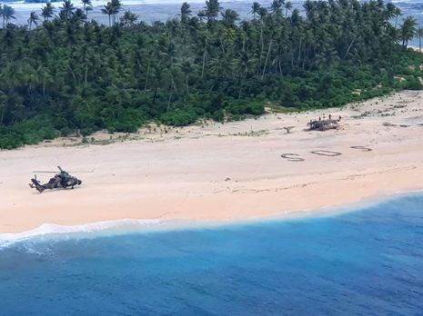 Надпись SOS на песке помогла спасти трех моряков в Тихом океане