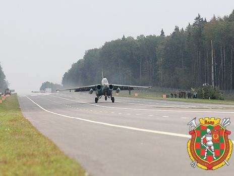 Посадку авиации отрабатывают на автотрассе Минск Брест