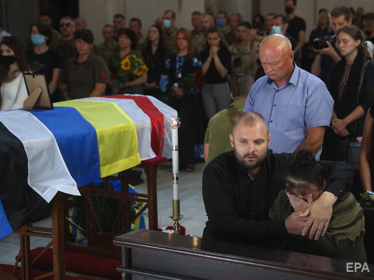 Зеленский посмертно наградил военнослужащих, погибших на Донбассе, в том числе военврача Илина
