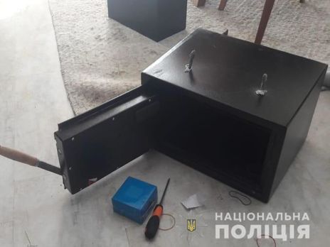 В Харьковской области злоумышленник унес из дома 5 млн грн, $60 тыс., €35 тыс. и кошелек няни