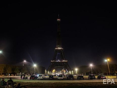 В Париже погасили огни Эйфелевой башни в память о жертвах в Бейруте. Видео