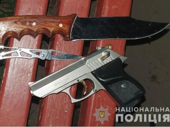 В Харькове мужчина стрелял в патрульных, которые хотели отговорить его от суицида. Один полицейский пострадал