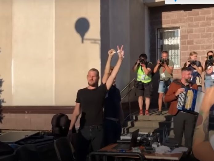 В Беларуси задержали двух звукорежиссеров, которые на концерте в поддержку действующей власти включили песню Цоя "Перемен"
