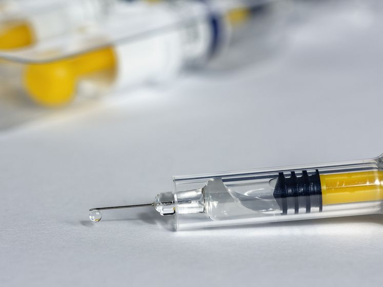 В минздраве России не подтвердили информацию о вакцинации чиновников от коронавируса