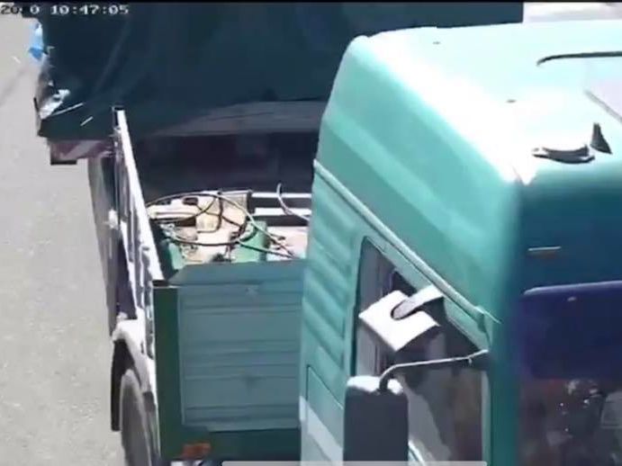 Кличко: Невідомі на двох вантажівках украли з Подільсько-Воскресенського мосту 12 нових вантів