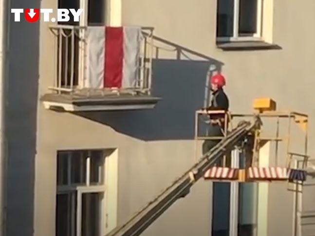 В Минске рабочие с помощью автовышек снимают с балконов бело-красно-белые флаги Беларуси. Видео