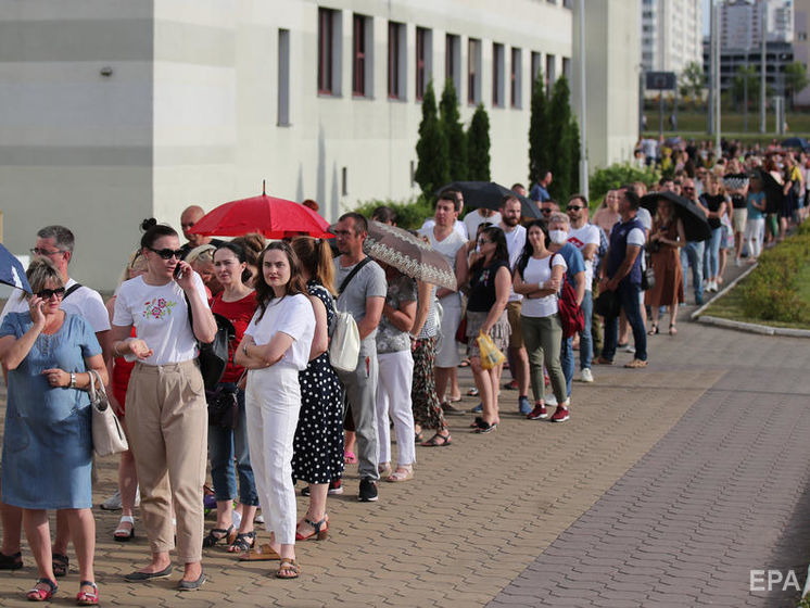 У Білорусі почали затримувати людей, які не встигли проголосувати. Відео