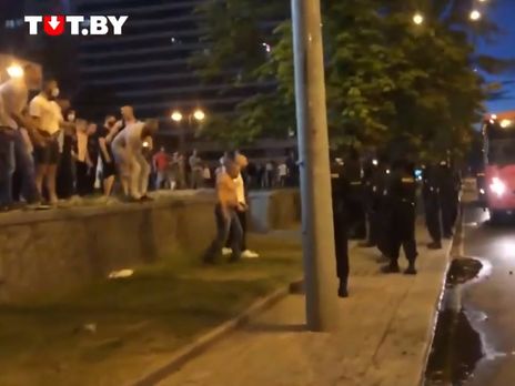 В Беларуси протестующие вступают в драку с силовиками. Видео