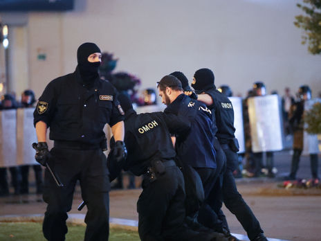 У Мінську побили фотографа AP. ЗМІ повідомляють, що автозак в'їхав у натовп протестувальників
