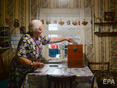 По официальным данным, на выборах президента лидирует Александр Лукашенко с огромным отрывом от Светланы Тихановской, которая занимает второе место