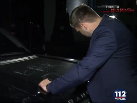 Парасюк выцарапал на машине Вилкула надпись 